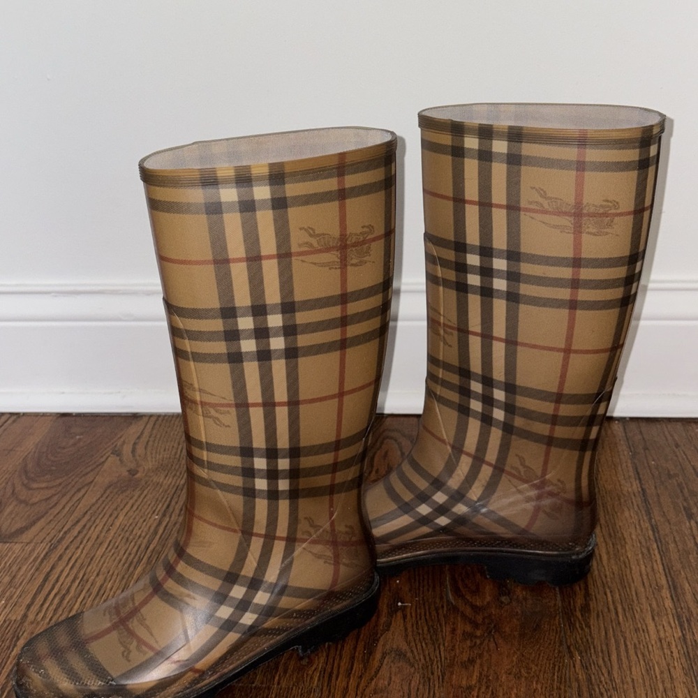 Burberry women’s Rainboots. - Picture 2 of 5